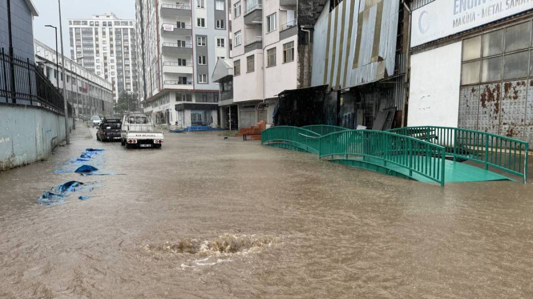 Rize’de sağanak etkili: Cadde ve sokaklar göle döndü 3
